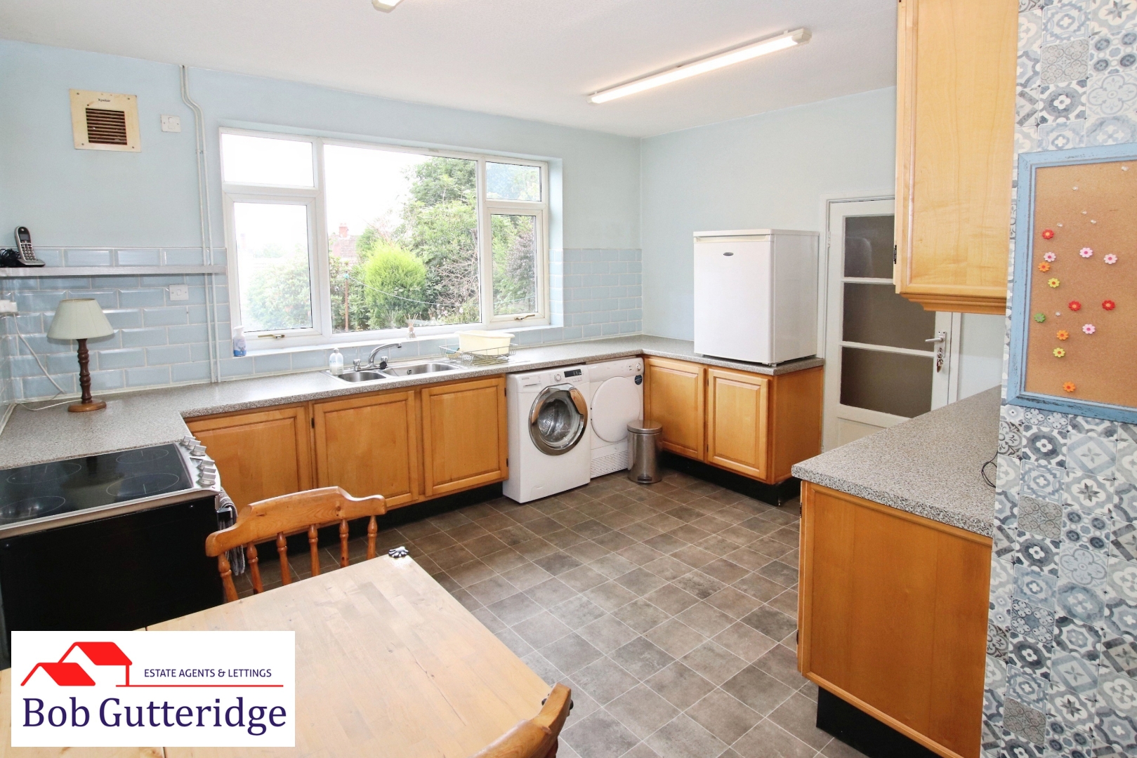 FITTED KITCHEN